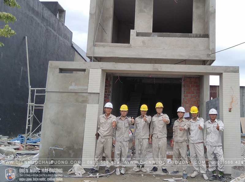 Đội ngũ kỹ thuật viên của Điện Nước Bắc Ninh tại công trình chống thấm Cẩm Thượng