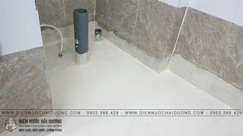 Thực hiện chống thấm nền nhà vệ sinh Thực hiện chống thấm nền nhà vệ sinh